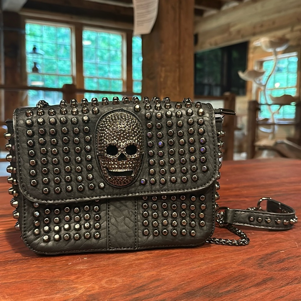 Black Studded Skull Purse (silver).